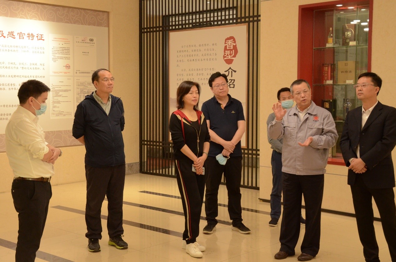 人社出版集團董事、副總經(jīng)理黃衛(wèi)來至我司視察
