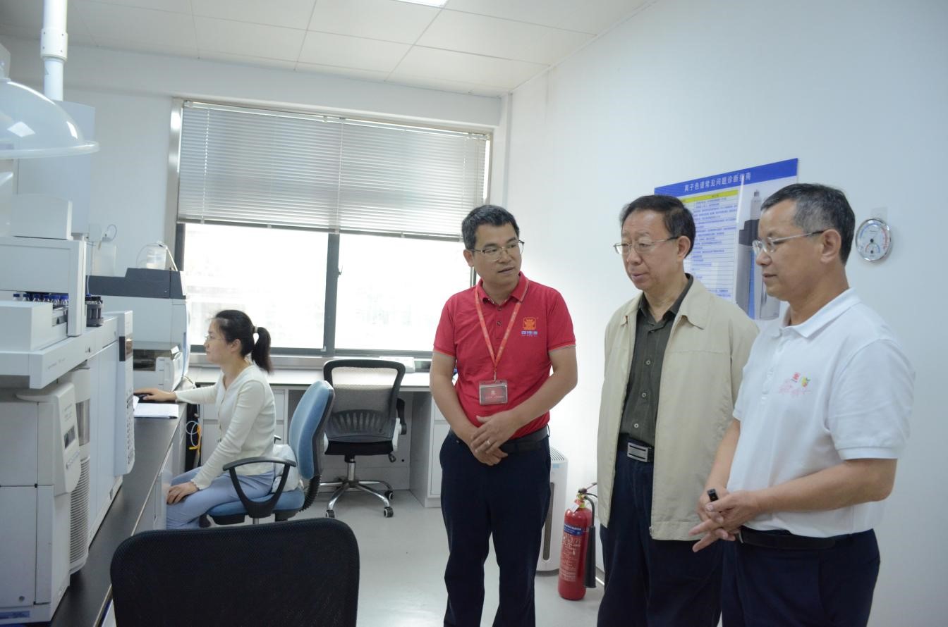 中國(guó)工程院院士、北京工商大學(xué)校長(zhǎng)孫寶國(guó)蒞臨四特酒公司調(diào)研指導(dǎo)