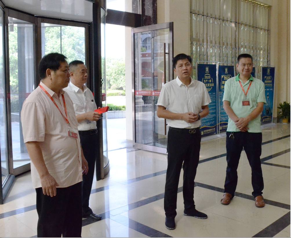 樟樹市人大常委會(huì)副主任、市總工會(huì)黨組書記、總工會(huì)主席周新根等市領(lǐng)導(dǎo)一行至我司慰問困難職工